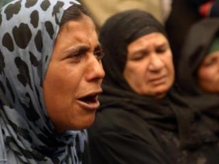 Tangis sedih keluarga pendukung Presiden Mursi yang dihukum mati (aljazeera)