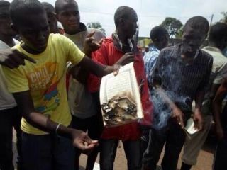 Warga Kristen membakar mushaf Al-Qur'an di Afrika Tengah (dawaalhaq.com)