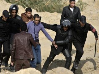 Tindakan represif aparat keamanan di Mesir yang menangkapi para aktivis demonstrasi (aljazeera)