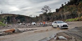 Komunitas Mitsubishi Outlander Sport Indonesia (MitOSI) coba menembus rintangan menuju Desan Pandansari, Malang, Jawa Timur - Foto: kompas.com
