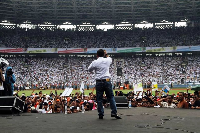 Presiden PKS M Anis Matta menyampaikan orasinya ketika kampanye terbuka PKS di Gelora Bung Karno (GBK) Jakarta, Ahad (16/3/2014). (Foto: anismatta.net)