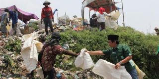 Caleg PKB mendatangi pemulung sampah di TPA Benowo Surabaya. - Foto: kompas.com