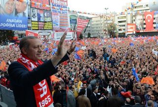 Erdogan berorasi di depan massanya di kota Samsunn (aa.com.tr)