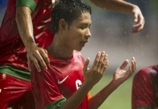 Evan Dimas, Kapten Timnas U-19 memanjatkan Doa usai menjebol gawang lawan - Goal.com