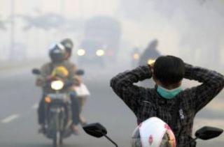 Masker sudah tidak dapat menolong warga dari tebalnya kabut asap - Foto: fokusriau.com