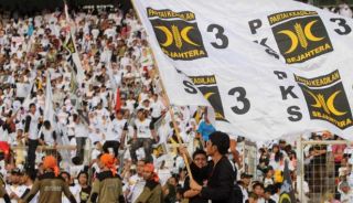 Tidak kurang dari 150.000 orang hadir dalam kampanye Akbar Partai Keadilan Sejahtera di Gelora Bung Karno, Ahad (16/3) - Foto: viva.co.id