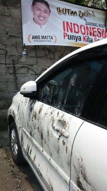 Kendaraan roda empat milik ketua DPRa PKS Selong, Kebayoran Baru, Jaksel dalam kondisi gosong akibat dibakar orang yang tidak bertanggung jawab, Jum'at (28/3/2014). (dakwatuna/hdn)