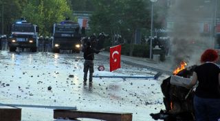 Sebuah demonstrasi rusuh di Turki (akhbaralaalam.net)