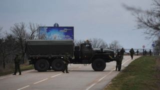 Militer Rusia menutup akses jalan di Krimea (annahar.com)