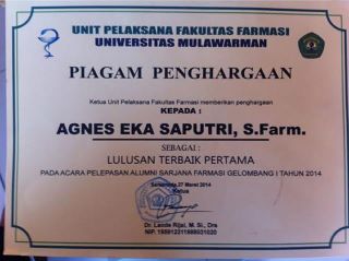 Piagam penghargaan Lulusan Terbaik Pertama atas nama Agnes Eka Saputri, S.Farm. (Foto: detikcom)