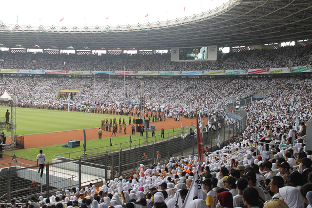 Partai Keadilan Sejahtera (PKS) melakukan kampanye terbuka di Stadion Utama Gelora Bung Karno (GBK), Ahad (16/1/2014). Kampanye partai Islam terbesar di Indonesia ini terbilang spektakuler, karena langsung menggetarkan Jakarta dengan ratusan ribu massa yang memenuhi GBK hingga tidak dapat ditampung dan meluber ke jalan-jalan ibukota, padahal ini adalah kampanye perdana. (dakwatuna/hdn)