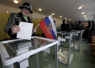 Warga memungut suara pada referendum di Krimea Ahad yang lalu (almasryalyoum.com)