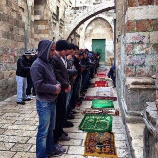 Warga Palestina terpaksa shalat Jumat di gang-gang sekitar Mesjid Al-Aqsa (paltimes)