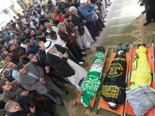Ribuan warga Palestina ikut menyalatkan ketiga jenazah syuhada di Jenin (aljazeera)