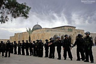 Mesjid Al-Aqsa yang diblokade ketat tentara Israel (imemc)