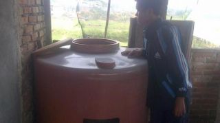 Tangki air yang digunakan DUF (38) untuk menenggelamkan anak kandungnya, Aisyah Vani (2), Selasa (11/3/2014). - Foto: kompas.com
