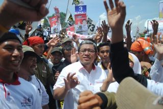 Gubernur Jabar Ahmad Heryawan ketika menjadi Jurkam pada kampanye PKS Banten di Lapangan Sumampir  Kota Cilegon Sabtu siang (5/4/2014). - Foto: PKS