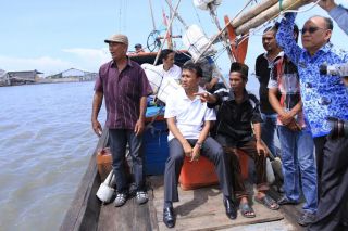 Kunjungan Gubernur Sumatera Utara ke Tempat Pelelangan Ikan Bagan Deli di Belawan, Medan, Kamis (17/4).  - (Foto: Sabiil/dakwatuna)