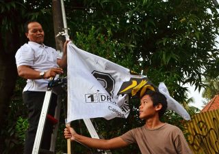 Caleg Dapil Jakarta 2 dari PKS, Hidayat Nur Warhid ikut membersihkan atribut kampanye, Ahad (6/4) - Foto: FPKS
