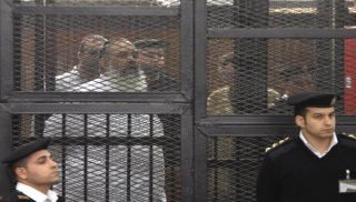 Syeikh Hazem Shalah Abu Ismail di balik terali terdakwa di pengadilan (islammemo)