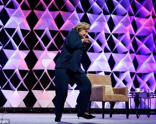 Hillary Clinton reflek menghindari lemparan sepatu dalam sambutan di Las Vegas (dailymail)