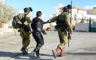 Penangkapan warga Palestina oleh tentara zionis (paltimes)