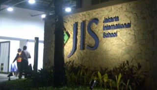 Suasana Jakarta International School dari luar gedung -  (VIVAnews/Siti Ruqoyah)