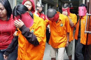 Tersangka kasus JIS saat digelandang ke Polda Metro Jaya - (Foto: metrotvnews.com)