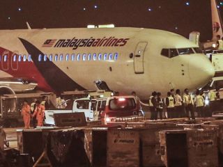 Pesawat Malaysia Airlines MH192 tujuan Bengalore, India melakukan pendaratan darurat setelah terjadi kerusakan landing gear kanan saat meninggalkan bandara - (Foto: globo.com)