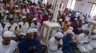 Umat Islam di Malaysia melakukan doa bersama untuk keselamatan para penumpang Malaysia Airlines nomor penerbangan MH370. - Foto: bbc.web.id