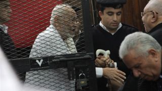 Muhammad Mahdi Akif dalam bilik terdakwa pengadilan kudeta (albawabhnews)