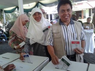 Walikota Depok Nur Mahmudi Ismail beserta istri usai melakukan pencoblosan di TPS 168 Tugu, Cimanggis, Depok - depoknews.com