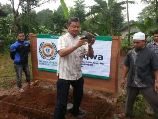 Peletakan batu pertama pembangunan masjid ke-110 di di desa Manis Kidul, Jalaksana, Kuningan Jawa Barat - Foto: PKPU