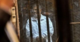 Presiden Mursi di balik terali terdakwa di pengadilan kudeta (islammemo)