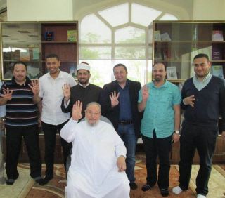 Syekh Yusuf Qaradhawi dan aktivis anti kudeta foto bersama di Doha (islammemo)