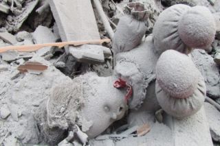 Sebuah boneka di antara reruntuhan bangunan di Suriah (syrianchange)