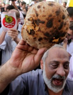 Warga Mesir demo dengan roti gandum (islammemo)