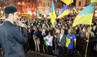 Salah satu demonstrasi Muslim Tatar Krimea mempertahankan kesatuan Ukraina (aljazeera.net)