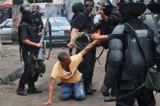 Perlakuan tidak manusiawi aparat kepolisian yang sering diterima para demonstran di Mesir (aljazeera)