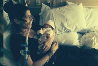 Elizabeth Joice dan bayinya - (Foto: CNN)