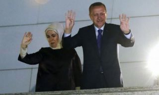 Erdogan tunjukkan salam R4BIA usai diumumkan kemenangan AK-Parti dalam pemilukada Ahad kemarin (sofia-press.com)