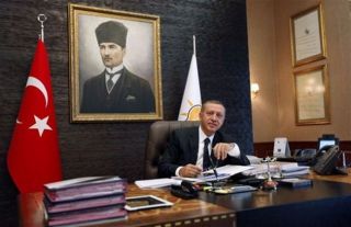 Foto Mustafa Kemal Attaturk di kantor Erdogan (pop10haber.com)