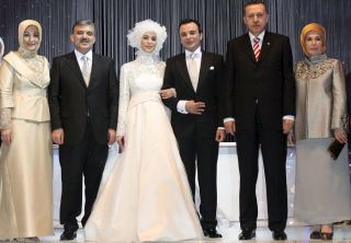 Erdogan, Gul beserta keluarga dalam sebuah pesta pernikahan (4.bp.blogspot.com)