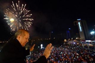 Erdogan menyampaikan pidato  di depan pendukungnya seusai kemenangan AK-Parti (tmnews.it)