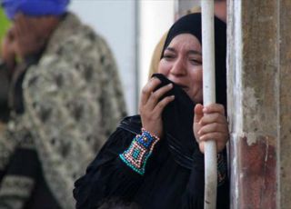 Seorang ibu diliputi kesedihan setelah mendengar vonis mati terhadap para penentang kudeta (al-sharq.com)