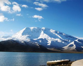 Danau Karakul atau Black Lake terletak di dataran tinggi dan kering pada Pegunungan Pamir di Tajikistan - (Foto: travelonfoto.com)