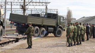 Kendaraan militer Rusia sampai di Semenanjung Krimea melalui jalur kereta api (skynewsarabia.com)