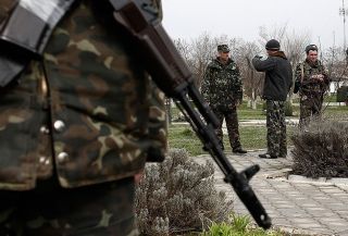 Beberapa personil militer Ukraina terlihat berjaga-jaga (anadolu)