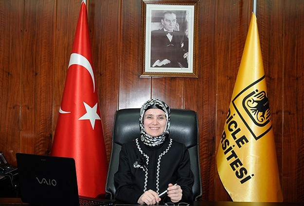 Prof. Ayşe Gül, rektor pertama di Turki yang berjilbab (aa.com.tr)
