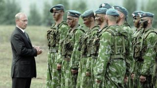 Putin saat menginspeksi militer Rusia (anbamoscow.com)
